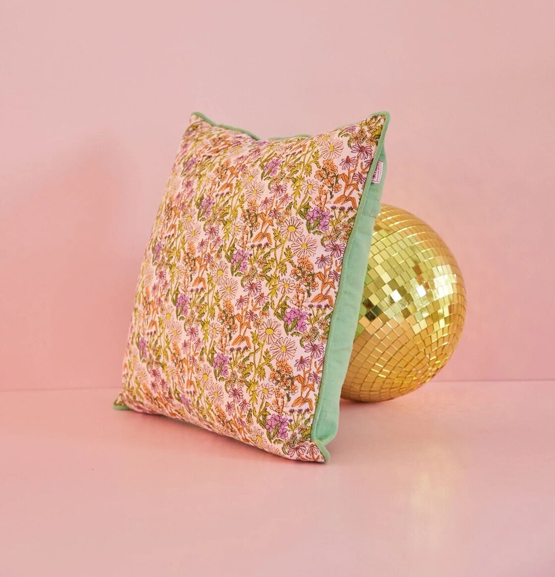 Kudde Flower Print från Rice mot gyllene discokula