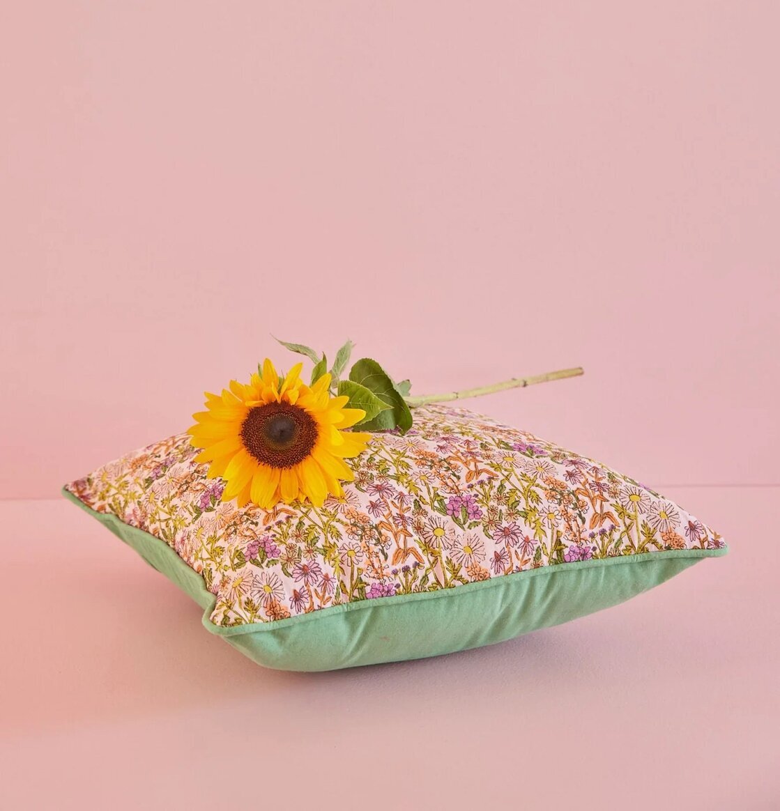 Kudde Flower Print från Rice med blommönster och solros