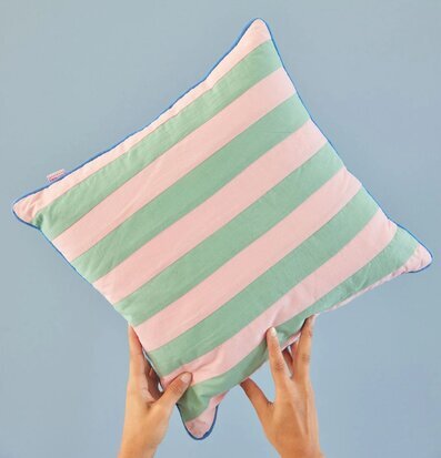 Bild av färgglad kudde med rosa och gröna ränder