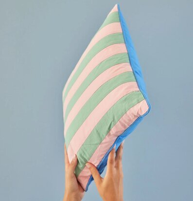 Bild av färgstark kudde med rosa och gröna ränder