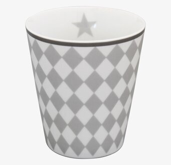 Bild av mugg med harlekinmönster i ljusgrått och vitt