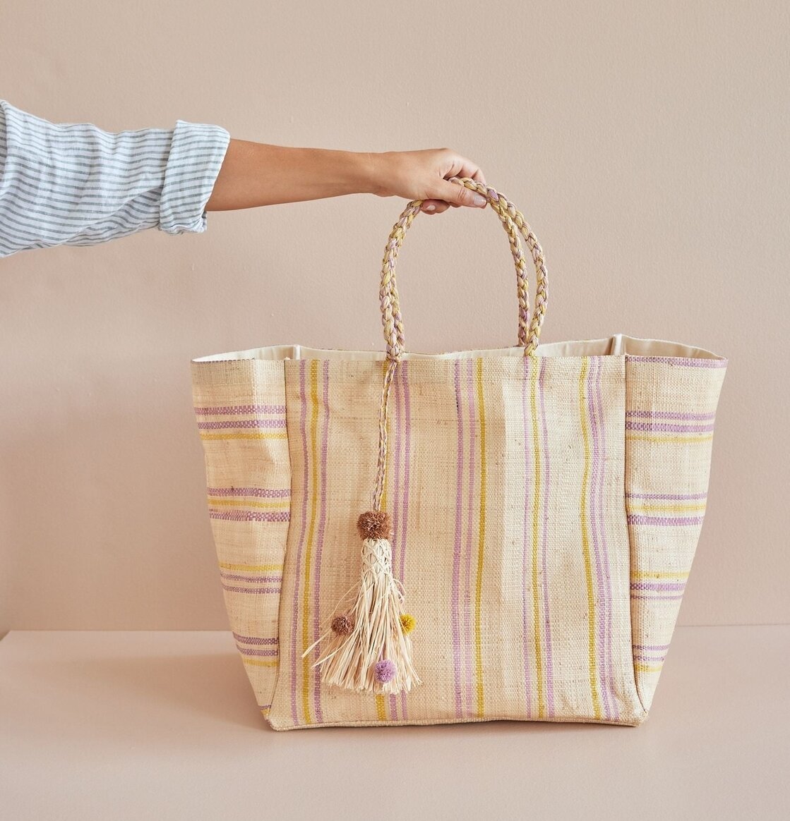 Shoppingväska Raffia Yellow/Lavender från Rice med tofs