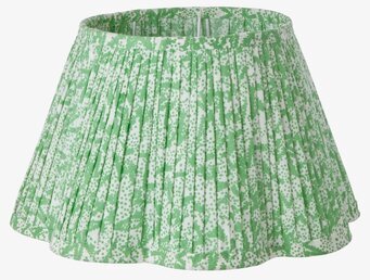Bild av konisk lampskärm i grönt med blommigt mönster