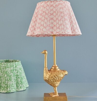 Bild av unik bordslampa med gåsdesign och färgglada skärmar