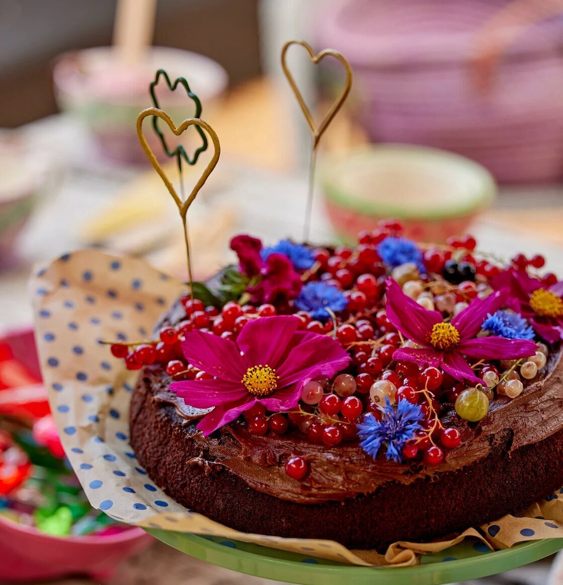 Tårta med Tomtebloss Hjärta Guld från Rice på festbord
