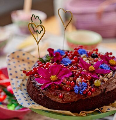 Bild av festlig tårta med hjärtformade tomtebloss