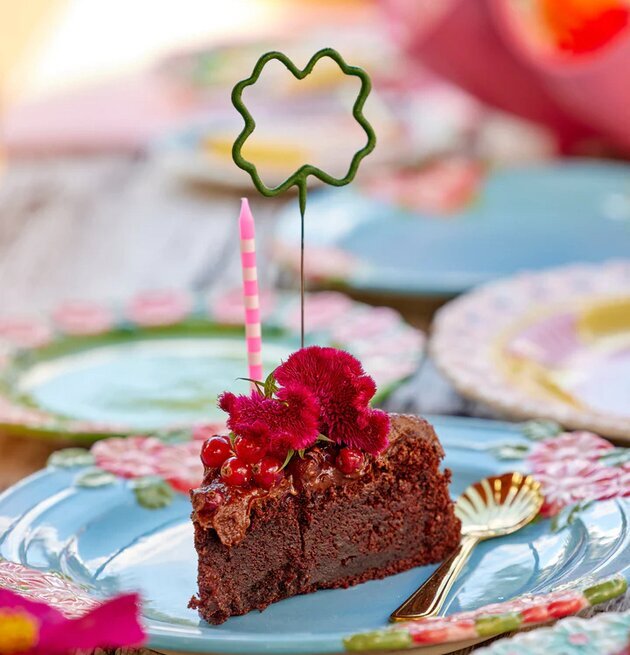 Tomtebloss Klöver Grön från Rice på chokladkaka med bär