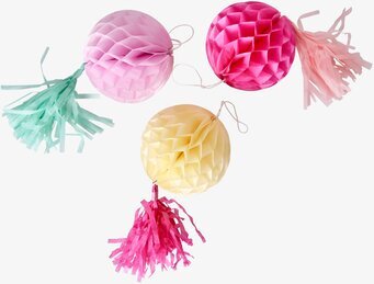 Bild av färgglada hängande bollar med bikupemönster