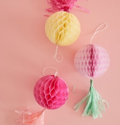 Bild av dekorativa svävande papperstillverkade sfärer