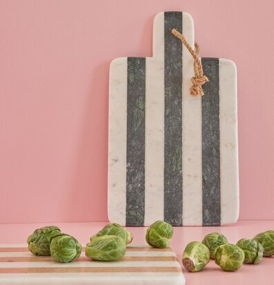 Bild av elegant skärbräda med gröna och vita ränder