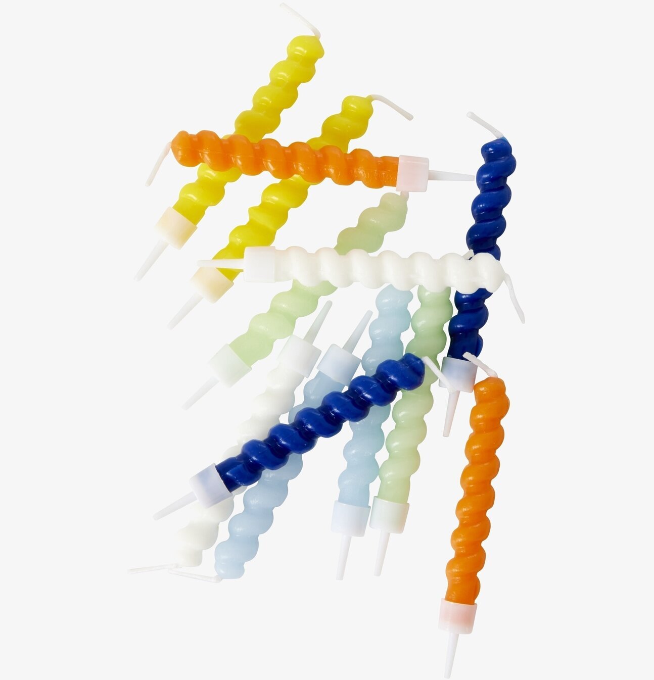 Tårtljus Twisted Blueish Color från Rice mot vit bakgrund