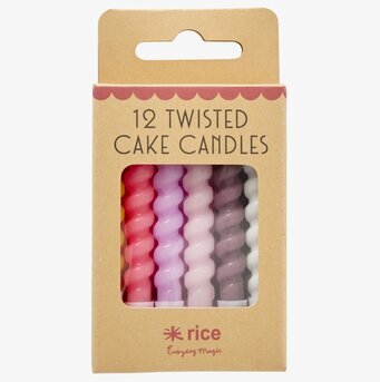 Bild av färgglada och vridna tårtljus i förpackning