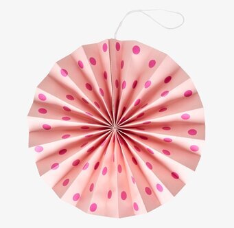 Bild av rosa pappersdekoration med prickigt mönster