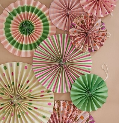 Bild av färgglada vikta pappersrosetter och dekorationer