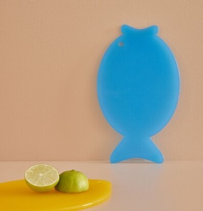 Bild av färgglada skärbrädor och halverad limefrukt