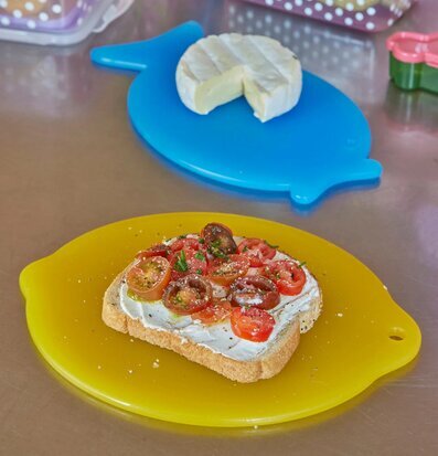 Bild av färgglatt kök med lekfulla skärbrädor