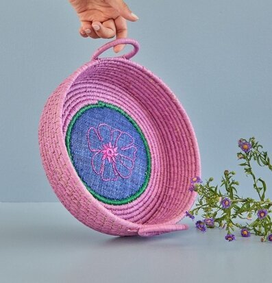 Bild av broderad brödkorg med blommig design