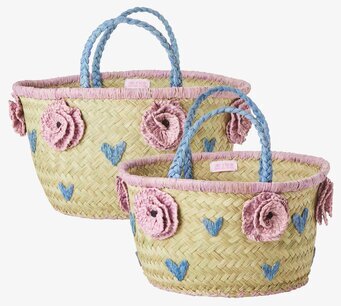 Bild av vackra handgjorda förvaringsväskor i raffia