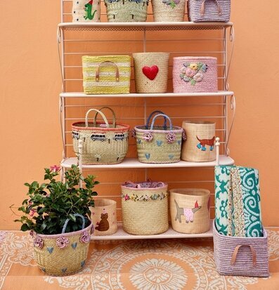 Bild av elegant hylla med färgglada förvaringsväskor