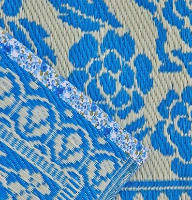 Bild av plastmatta med blå och offwhite blommotiv