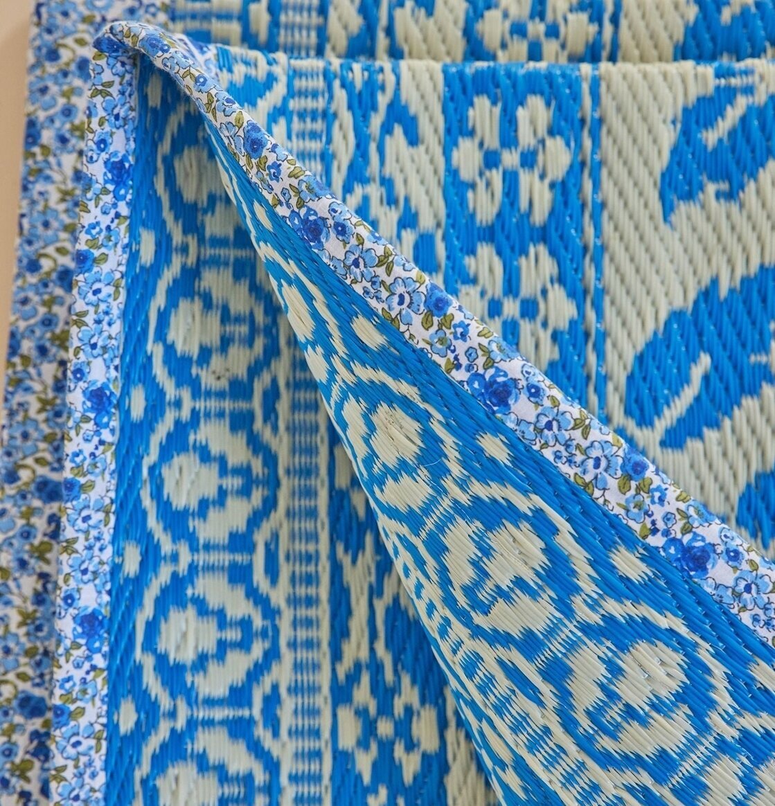 Plastmatta Blue/OffWhite från Rice med geometriskt mönster