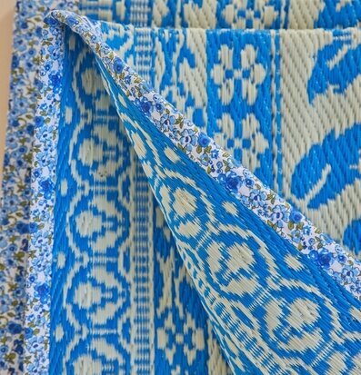 Foto av livfull plastmatta med geometriska mönster