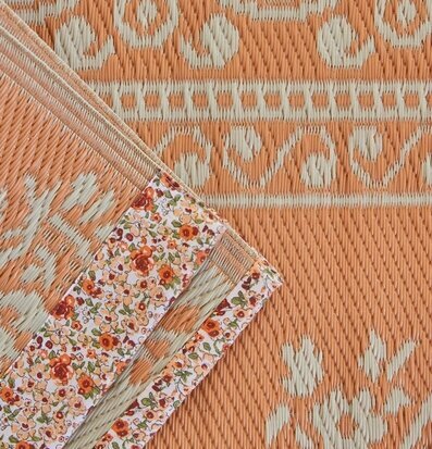 Bild av färgglad plastmatta med traditionellt mönster