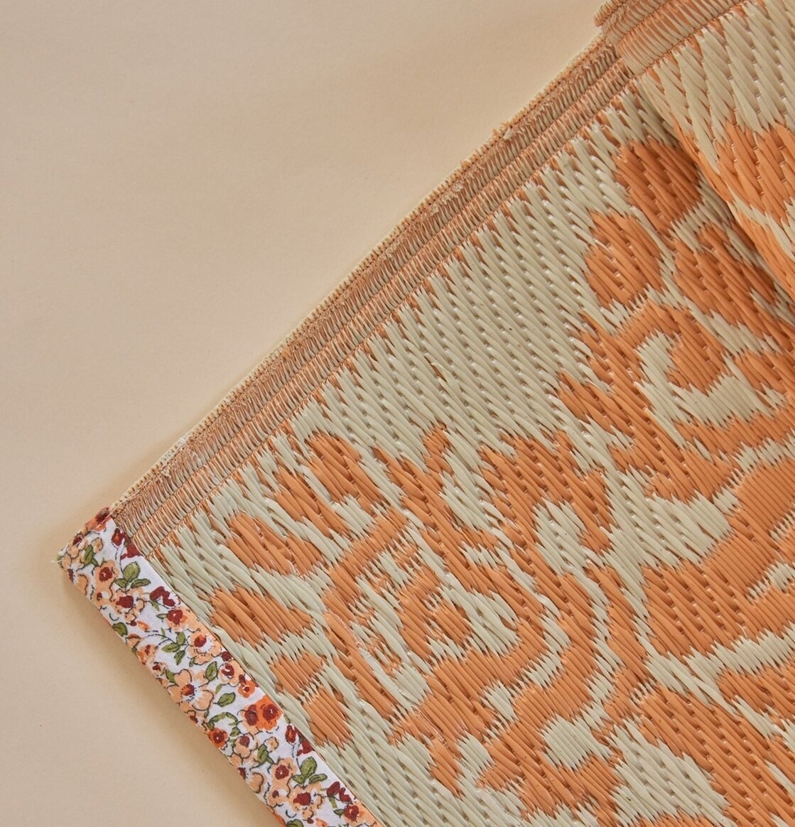 Plastmatta Coral/OffWhite från Rice med intrikat mönster