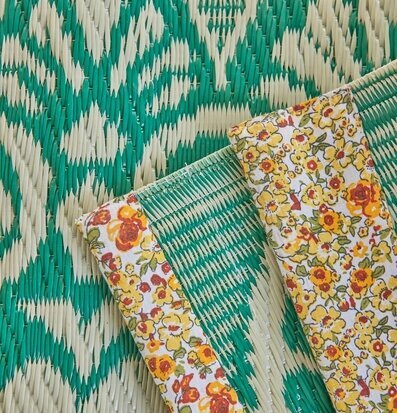 Bild av plastmatta med geometriskt och blommigt mönster