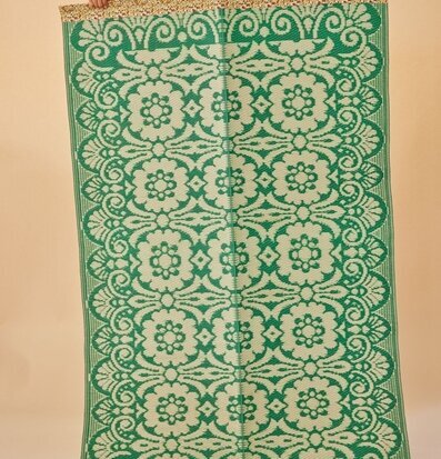 Bild av plastmatta med grönt och offwhite mönster