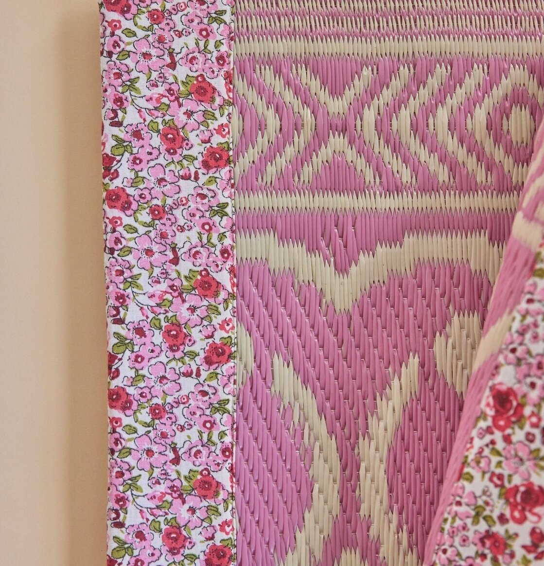 Plastmatta Pink/OffWhite från Rice med geometriska mönster