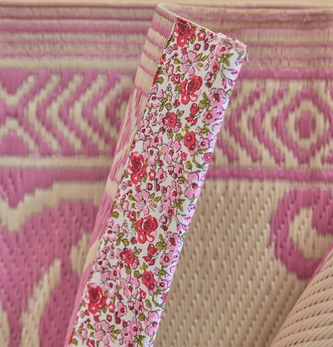 Plastmatta Pink/OffWhite från Rice med geometriska mönster