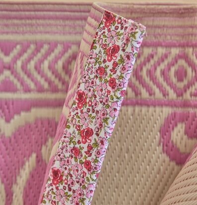 Bild av plastmatta med rosa och offwhite mönster