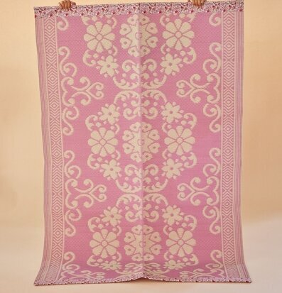 Bild av detaljrik plastmatta med blommigt mönster