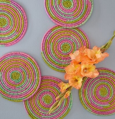 Bild av färgglada raffia-underlägg och gladiolus