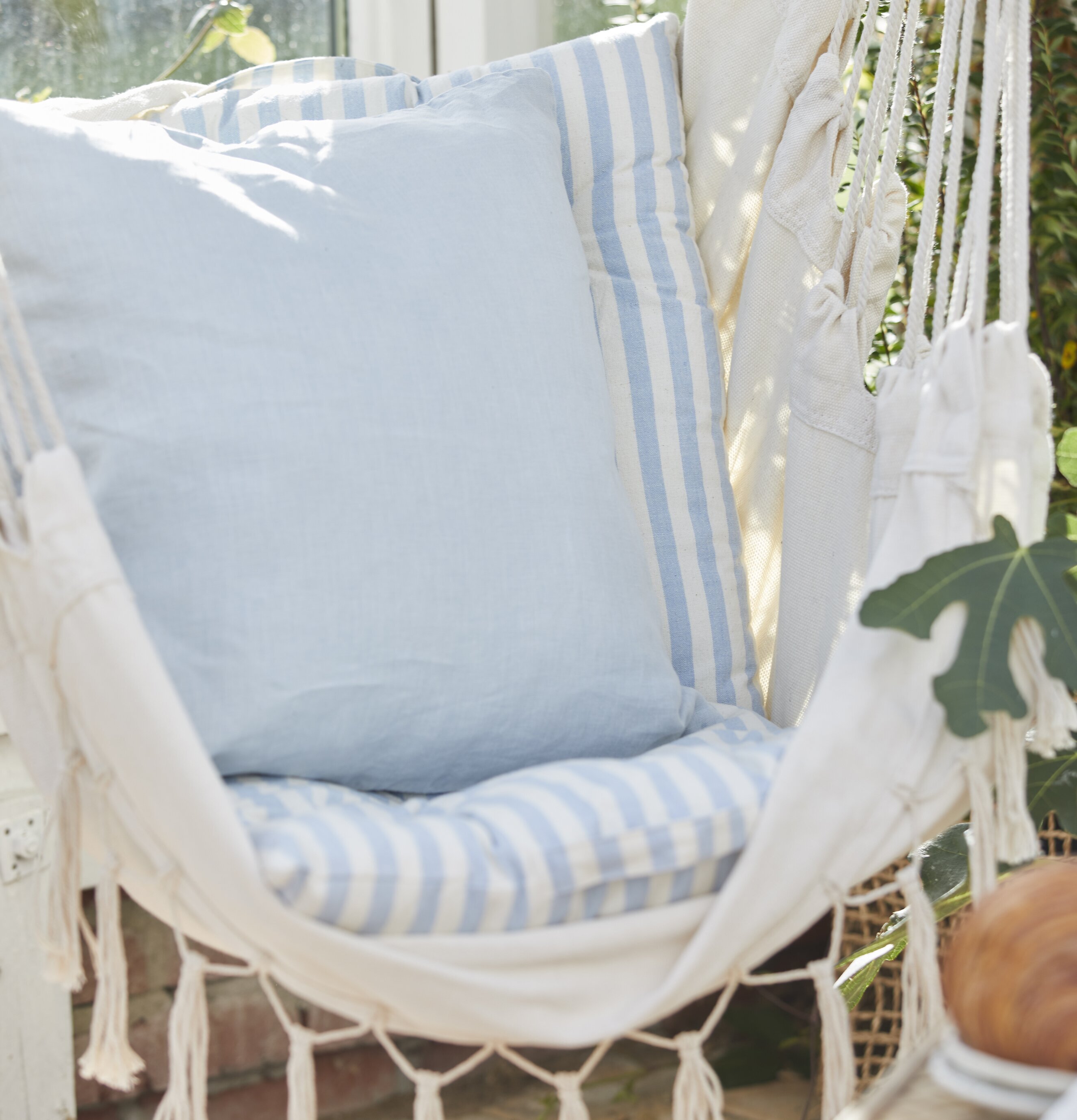 Hängstol Natur från IB Laursen i ett soligt uterum