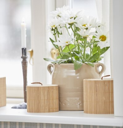 Bild av harmonisk och stilren inredning med naturmaterial