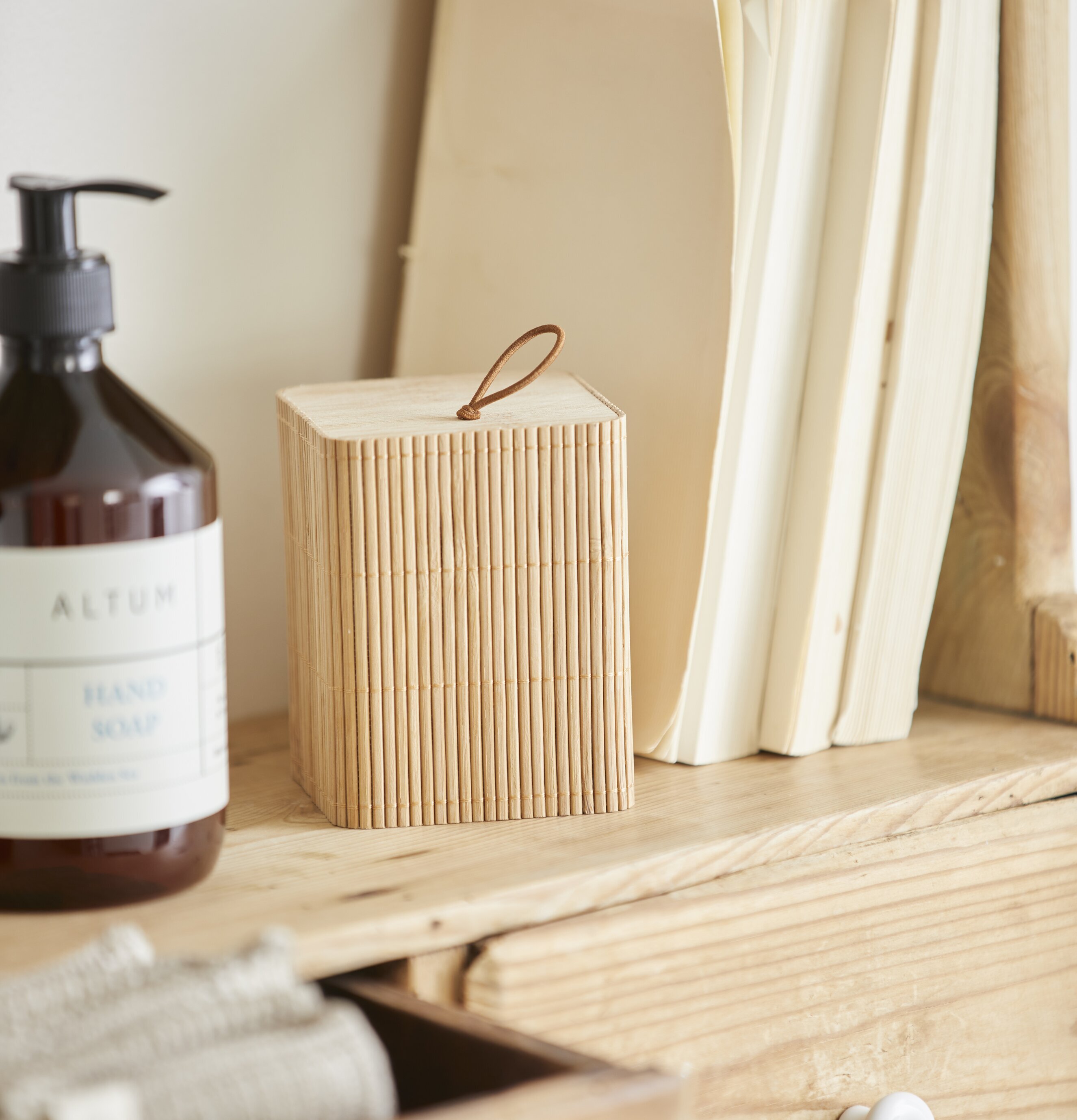 Förvaringsburk Bambu Natur från IB Laursen på trähylla