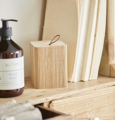 Bild av kvadratisk förvaringsburk i bambu och trä