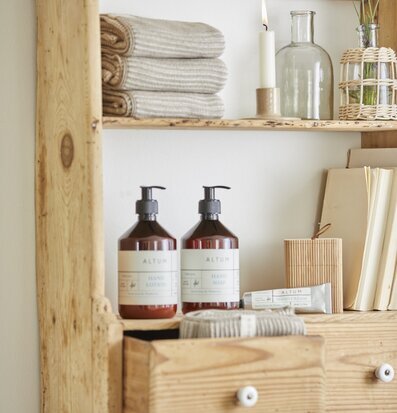 Bild av rustik hylla med stilrena inredningsdetaljer