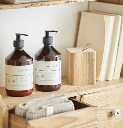 Bild av harmonisk hylla med stilren och funktionell design