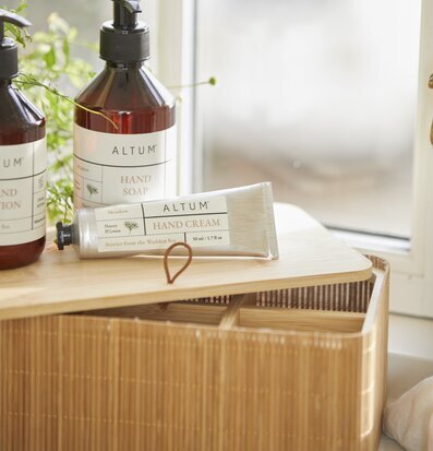 Foto av elegant förvaringslåda i bambu i ljus miljö