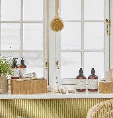 Bild av harmonisk och stilfull hemdekor med naturtoner