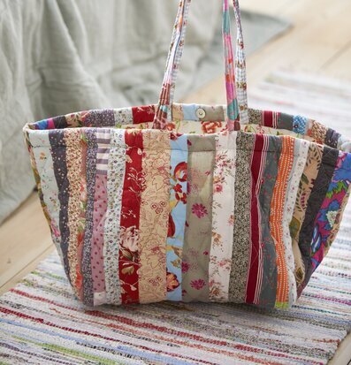 Bild av färgglad väska med unik lappteknikdesign