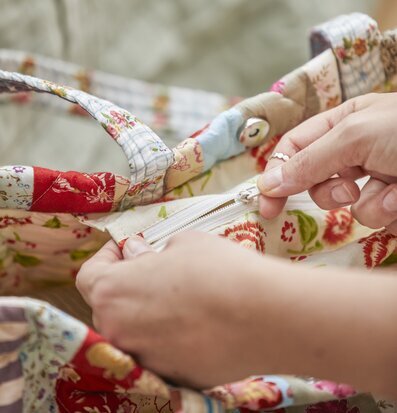 Bild av unik patchwork-väska med färgglada mönster