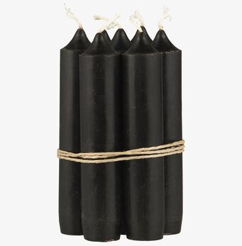 Bild av korta svarta stearinljus med hampasnöre