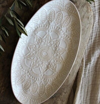 Bild av elegant serveringsfat med rustik presentation