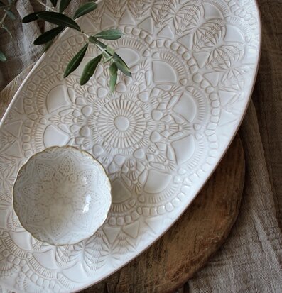 Bild av estetiskt serveringsfat med mandalamönster