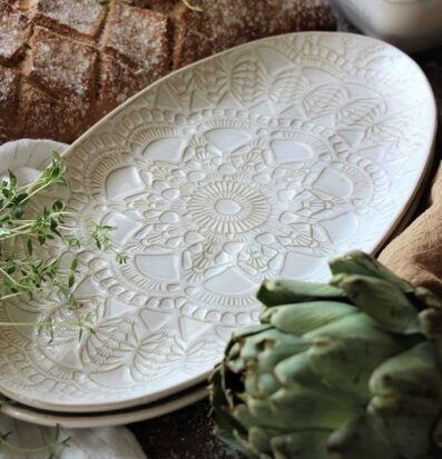 Bild av elegant serveringsfat i rustik köksmiljö