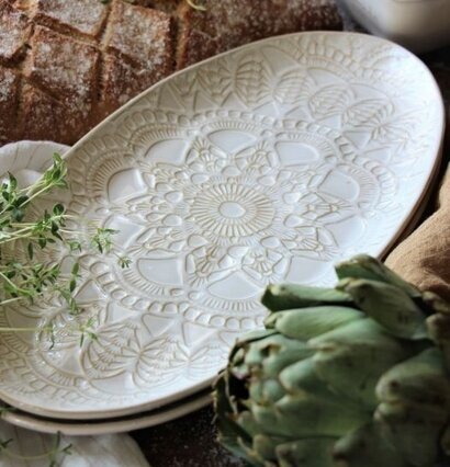 Serveringsfat Happiness Vit från Majas Cottage med bröd